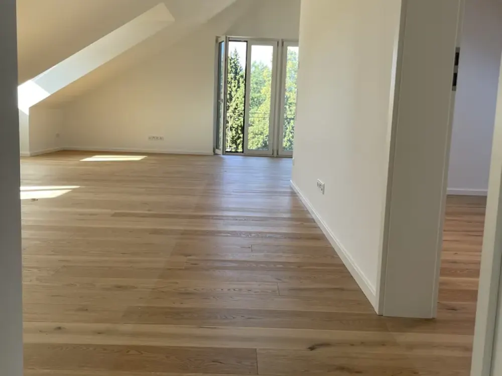 Erstbezug: Dachgeschosswohnung mit drei Zimmern in Vaterstetten