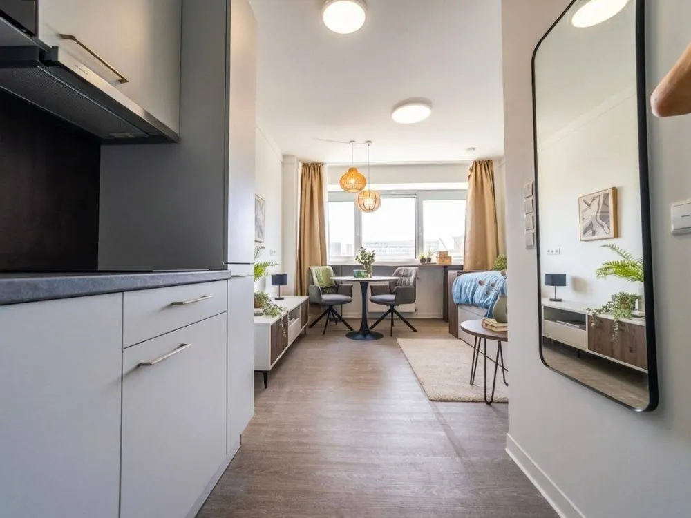 Erstbezug nach Kernsanierung: Modernes City-Apartment mit EBK, Concierge & Skyline-Dachterrassen
