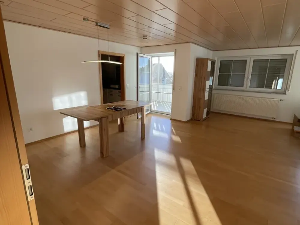Schöne 4-Zimmer-DG-Wohnung mit Balkon und Einbauküche in Erlenmoos