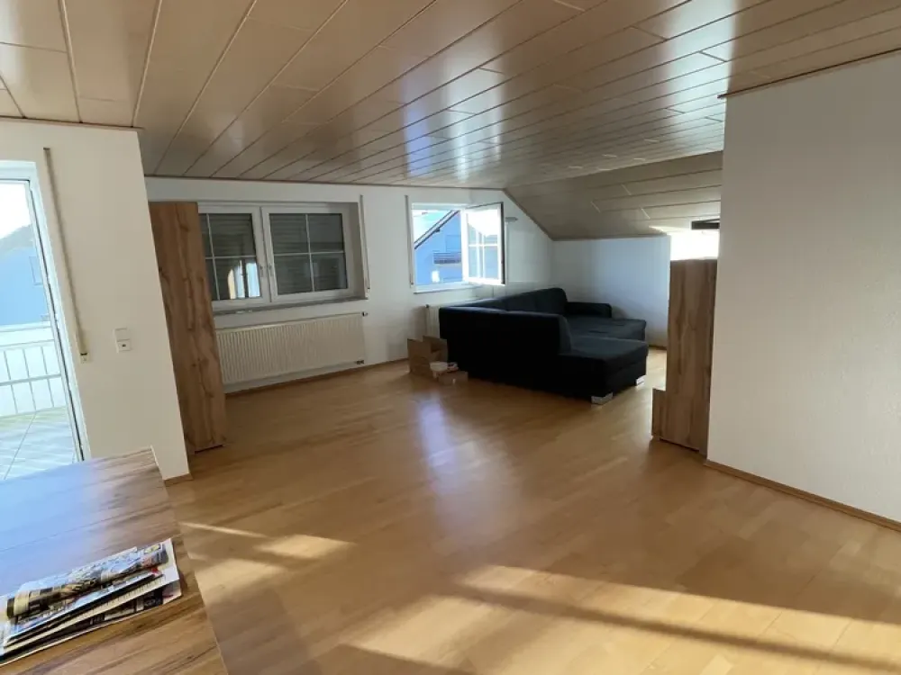 Schöne 4-Zimmer-DG-Wohnung mit Balkon und Einbauküche in Erlenmoos
