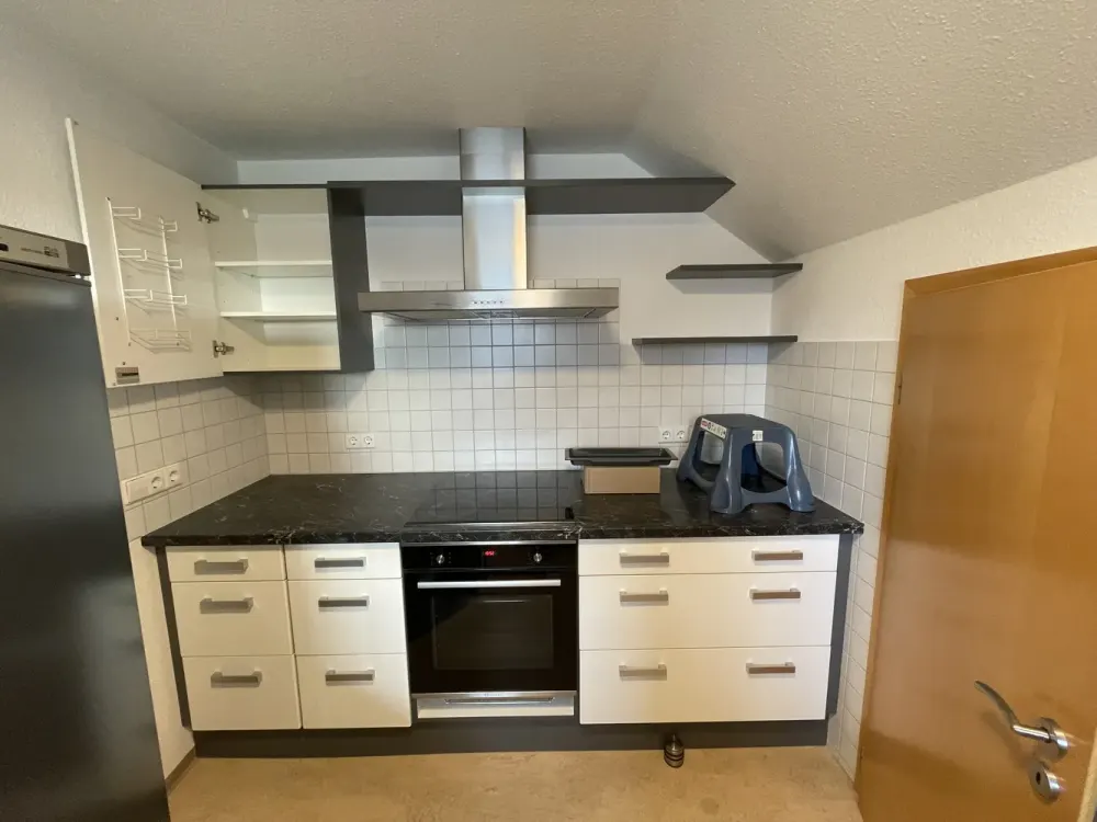 Schöne 4-Zimmer-DG-Wohnung mit Balkon und Einbauküche in Erlenmoos