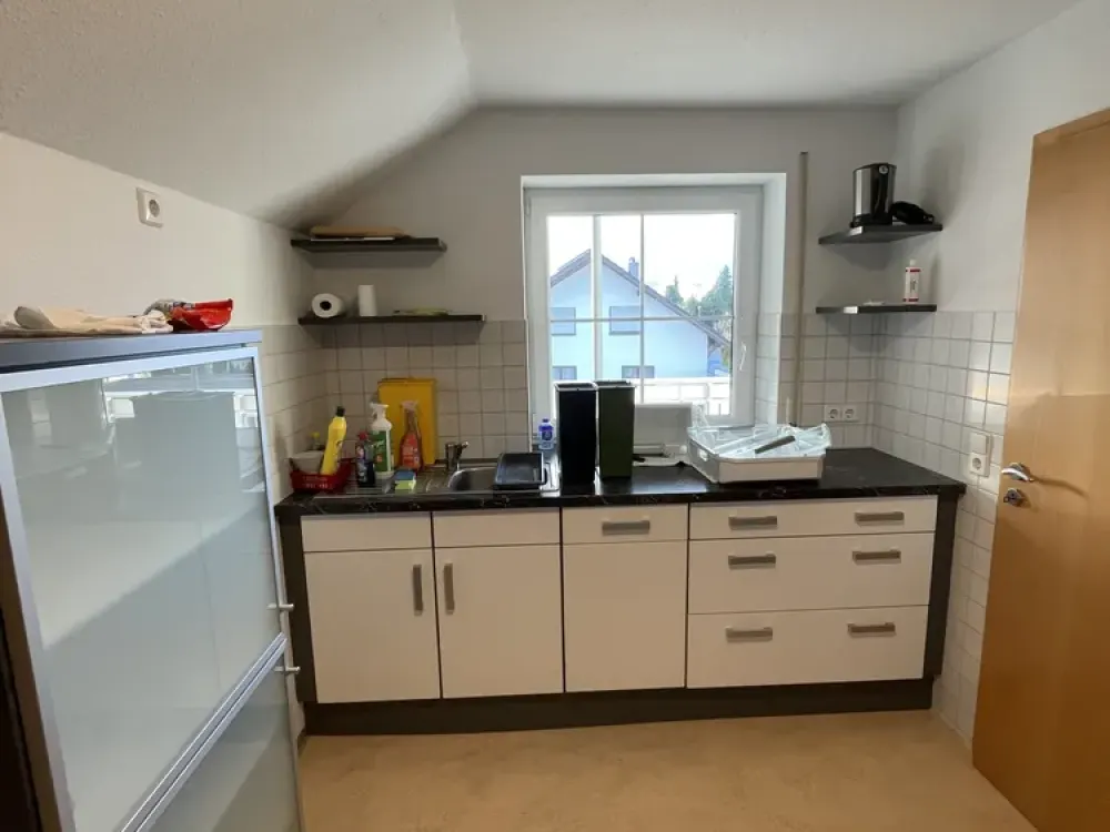 Schöne 4-Zimmer-DG-Wohnung mit Balkon und Einbauküche in Erlenmoos