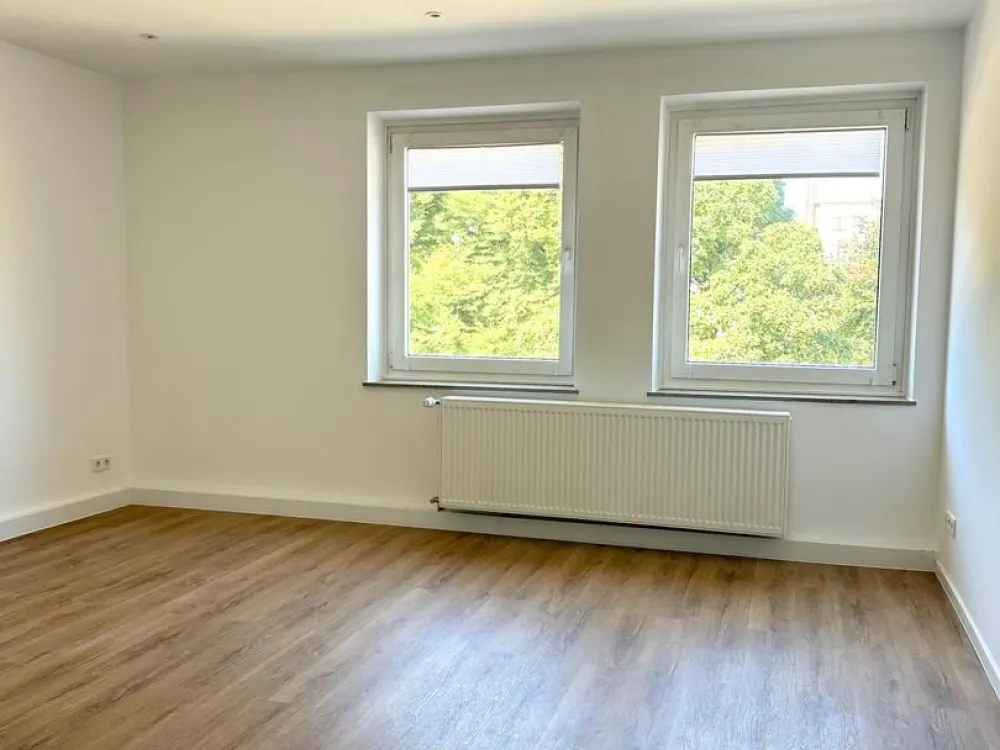 Modern wohnen mit Parkblick. Sanierte 3-Zimmer-Wohnung in zentraler Lage