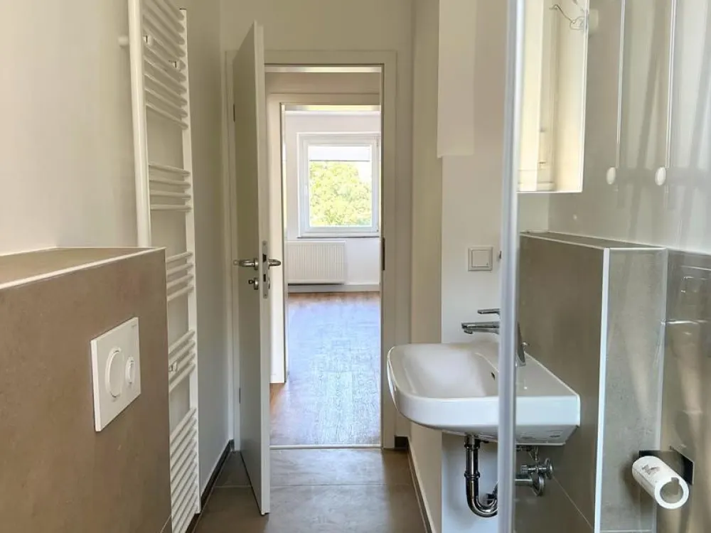 Modern wohnen mit Parkblick. Sanierte 3-Zimmer-Wohnung in zentraler Lage