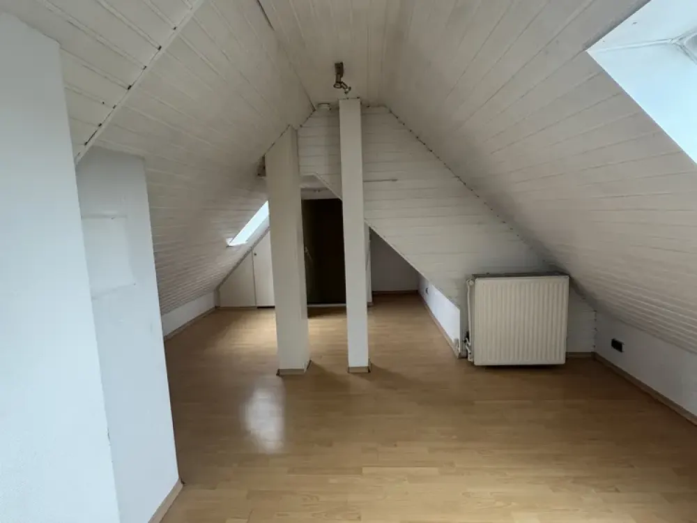 Lichtdurchflutete 3-4 Zimmer Wohnung mit ausgebautem Dachboden in Bremen-Hastedt