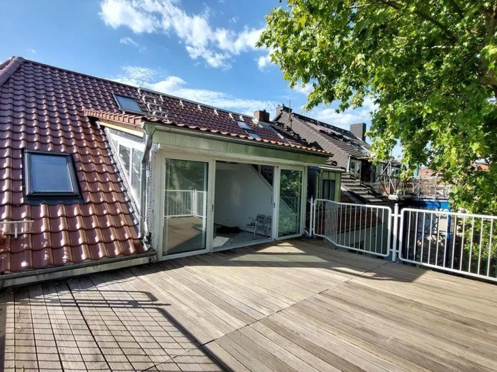 Lichtdurchflutete Maisonette im Ostend mit Dachterrasse & Skyline
