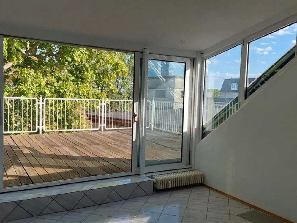 Lichtdurchflutete Maisonette im Ostend mit Dachterrasse & Skyline