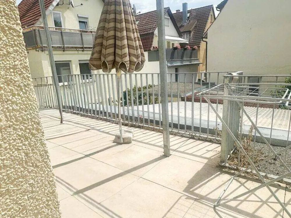 Schöne 2-Zimmer-Wohnung mit großem Balkon und Einbauküche