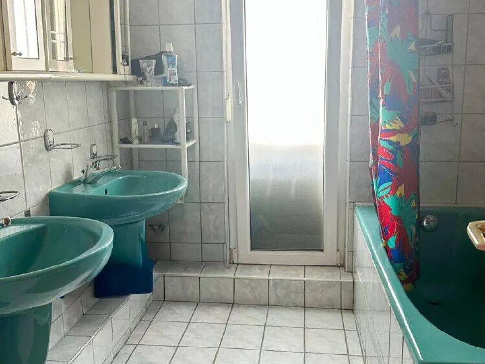 Schöne 2-Zimmer-Wohnung mit großem Balkon und Einbauküche