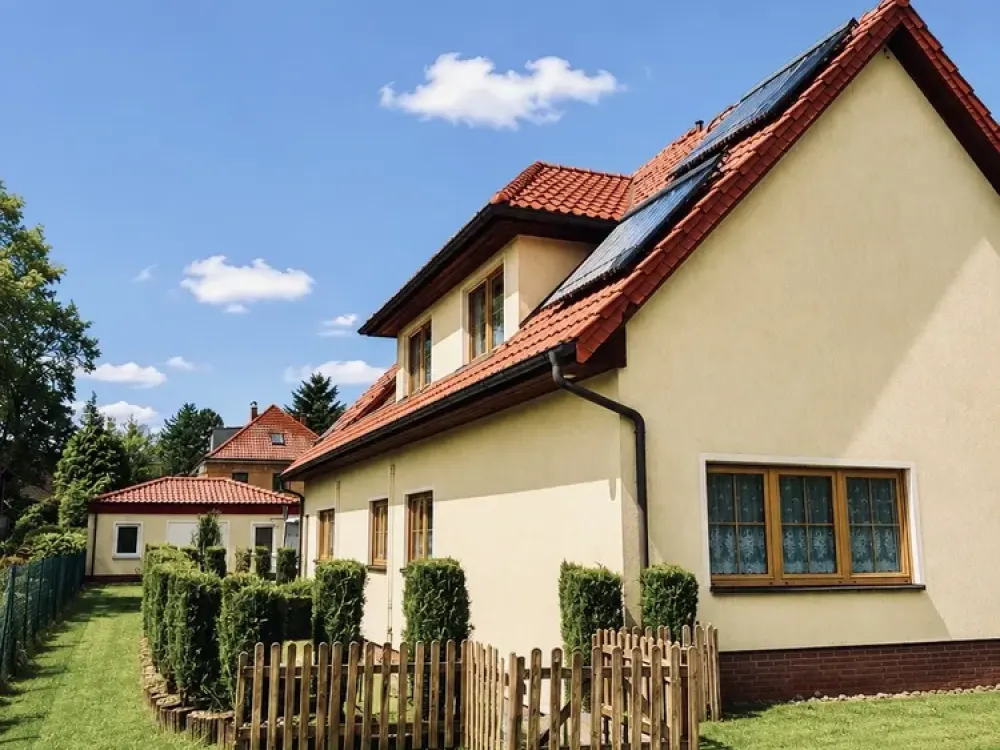 Helle, großzügige Wohnung in gepflegtem Zweifamilienhaus mit weitläufigem Garten und Terrasse