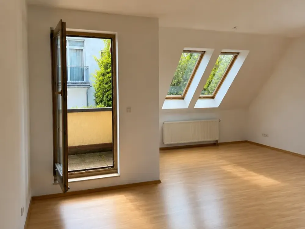 Helle, großzügige Wohnung in gepflegtem Zweifamilienhaus mit weitläufigem Garten und Terrasse