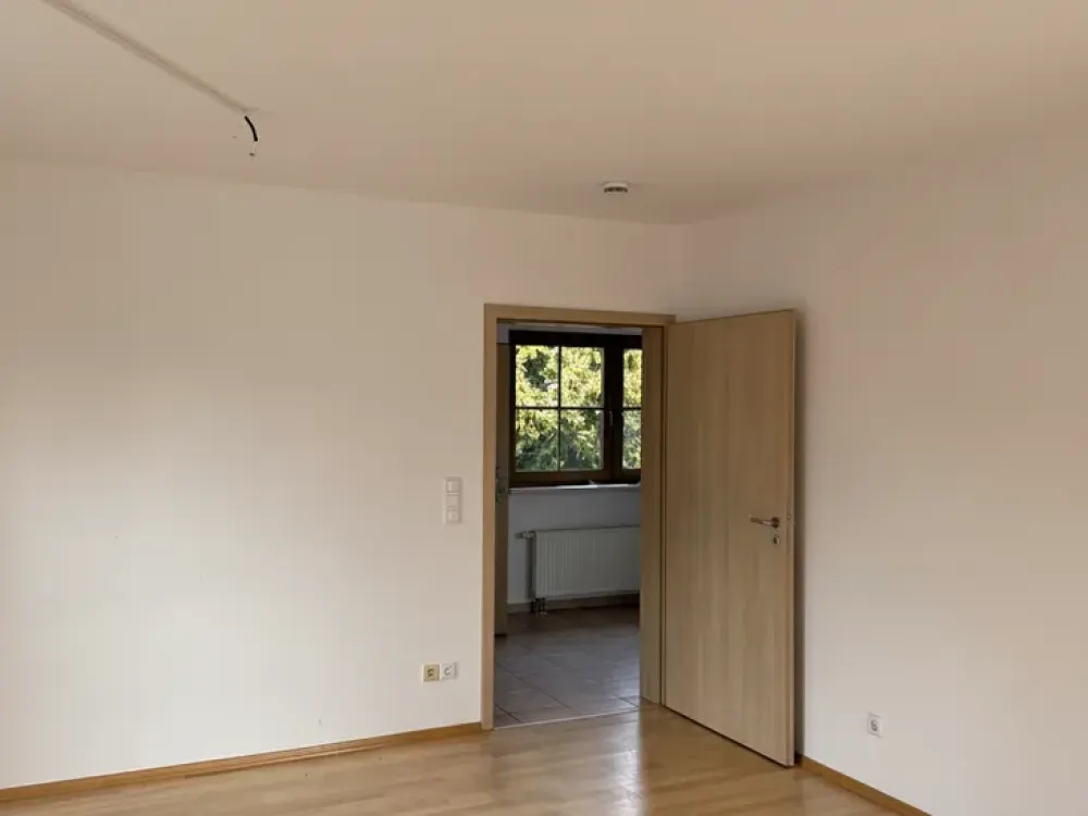 Helle, großzügige Wohnung in gepflegtem Zweifamilienhaus mit weitläufigem Garten und Terrasse