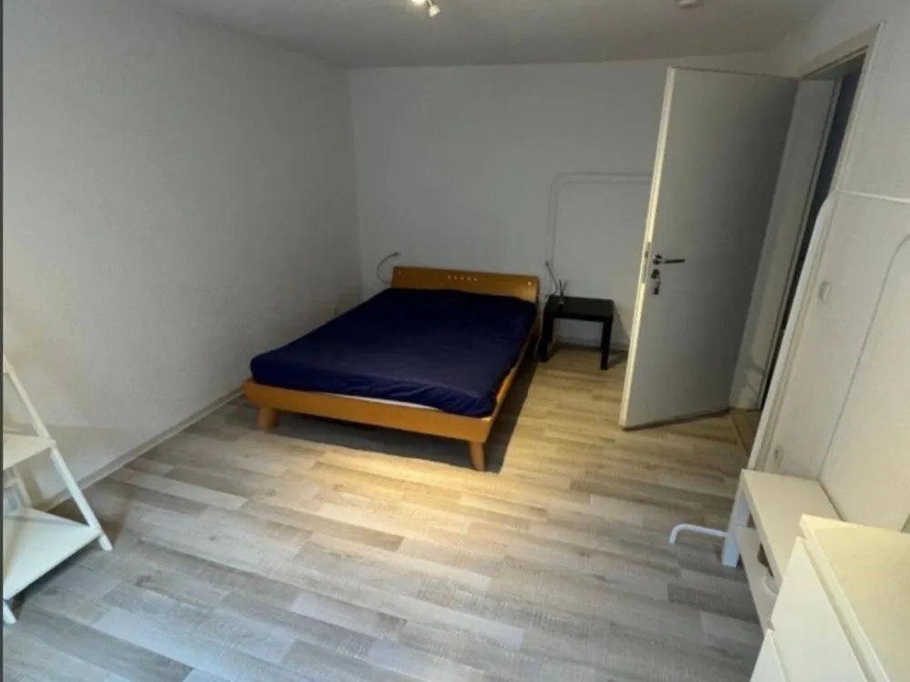 Helles 20 m2 WG Zimmer IN 4ER WG im Zentrum von S-Degerloch