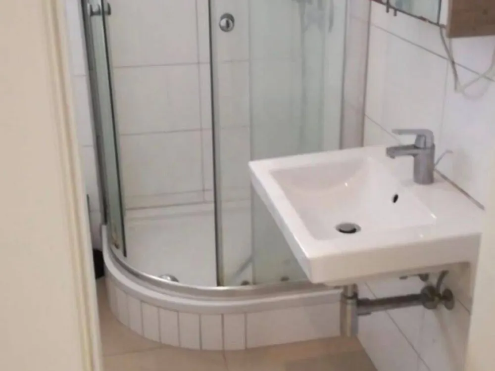 Helles 20 m2 WG Zimmer IN 4ER WG im Zentrum von S-Degerloch