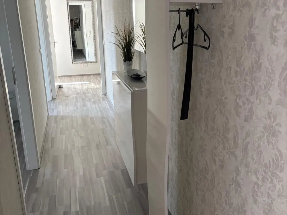 Möblierte 2,5-Zimmer-Wohnung mit Balkon, Stellplatz und Aufzug