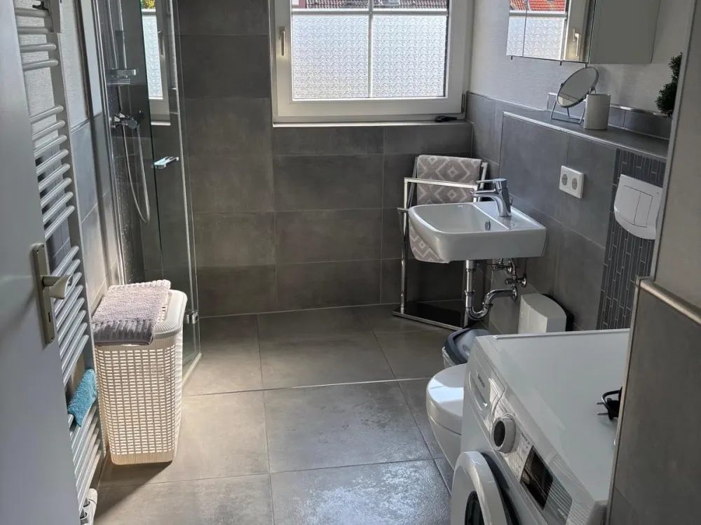 Möblierte 2,5-Zimmer-Wohnung mit Balkon, Stellplatz und Aufzug