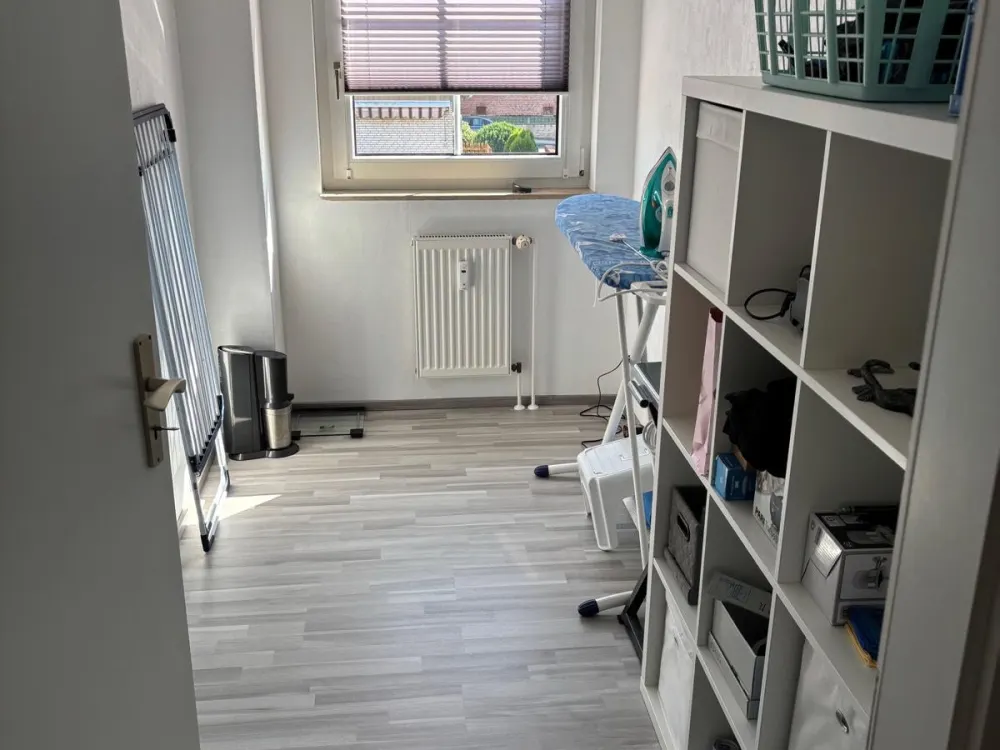 Möblierte 2,5-Zimmer-Wohnung mit Balkon, Stellplatz und Aufzug