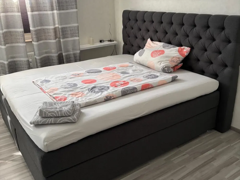 Möblierte 2,5-Zimmer-Wohnung mit Balkon, Stellplatz und Aufzug