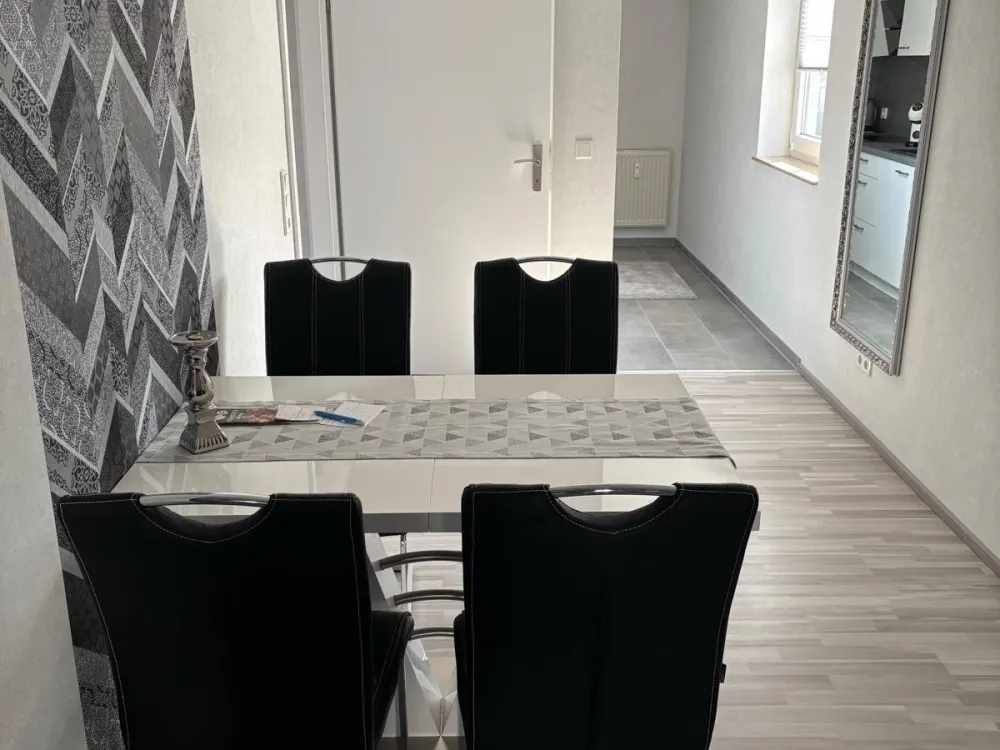 Möblierte 2,5-Zimmer-Wohnung mit Balkon, Stellplatz und Aufzug