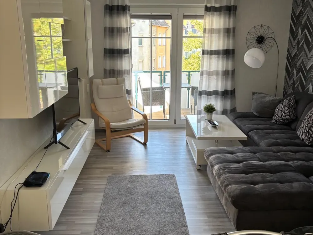 Möblierte 2,5-Zimmer-Wohnung mit Balkon, Stellplatz und Aufzug