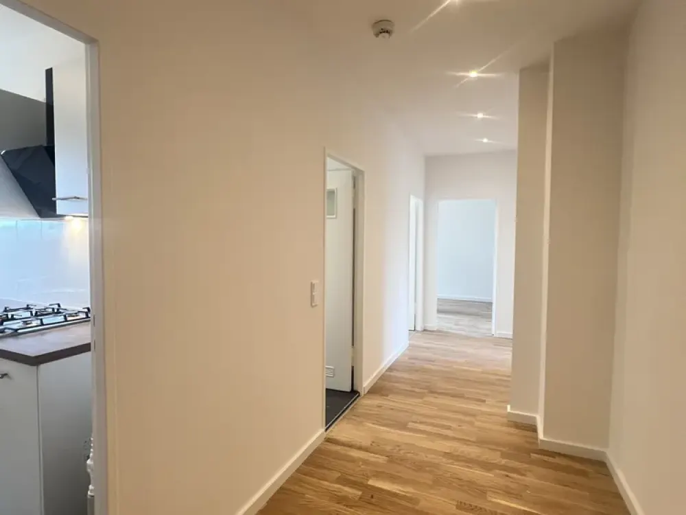 ** TOP SANIERT IM ERSTBEZUG, MIT EBK UND BALKON **
