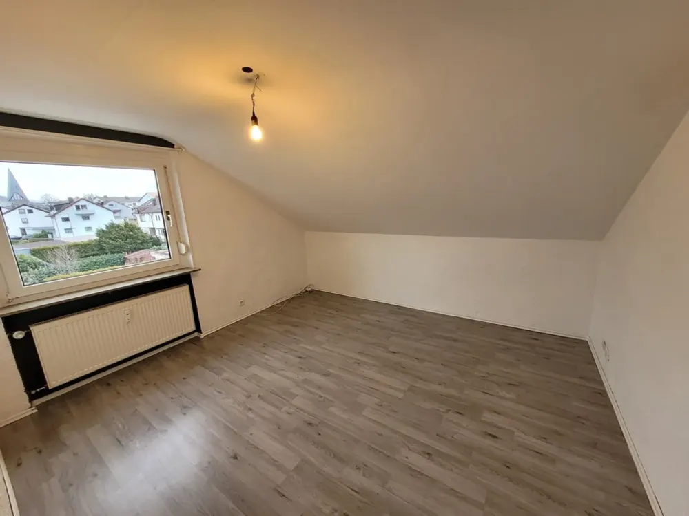 Gemütliche Dachgeschoss-Wohnung in idealer Lage für Singles und Paare!