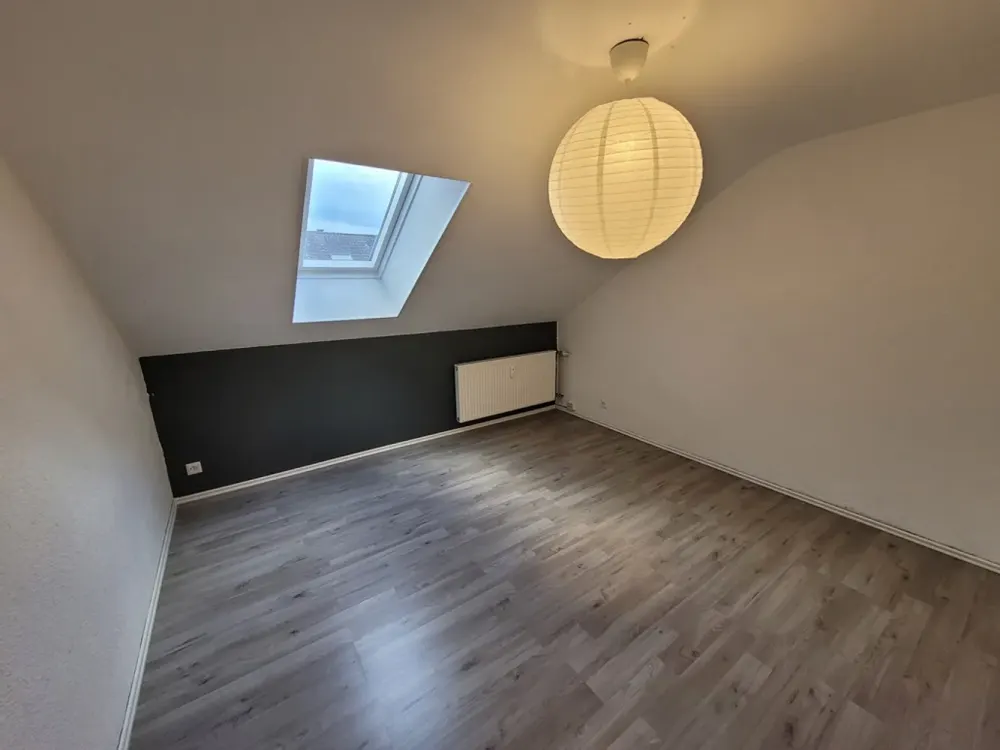 Gemütliche Dachgeschoss-Wohnung in idealer Lage für Singles und Paare!