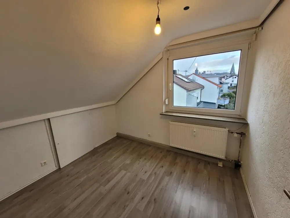 Gemütliche Dachgeschoss-Wohnung in idealer Lage für Singles und Paare!