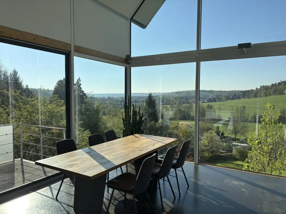 Modernes Haus in ruhiger Hanglage mit Aussicht