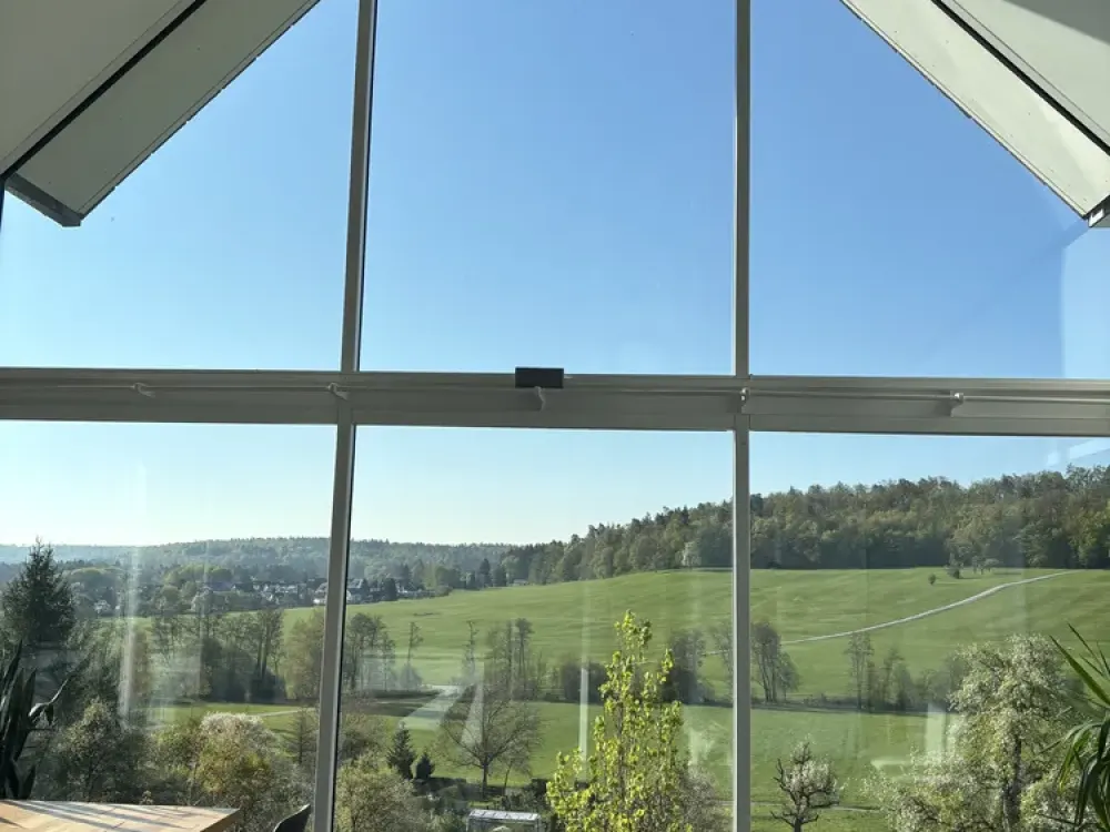 Modernes Haus in ruhiger Hanglage mit Aussicht