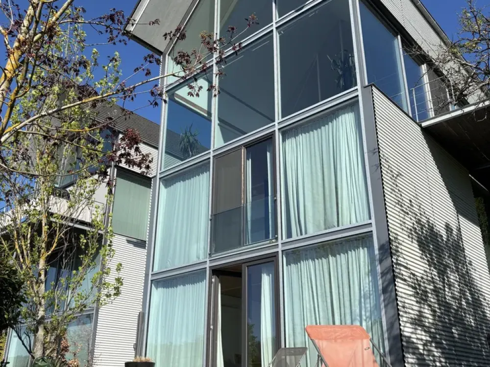 Modernes Haus in ruhiger Hanglage mit Aussicht
