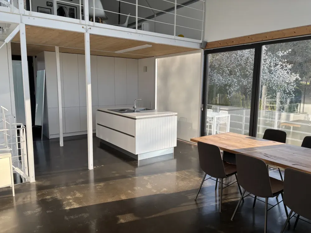 Modernes Haus in ruhiger Hanglage mit Aussicht