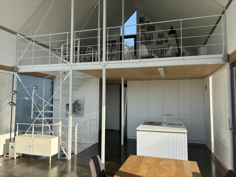 Modernes Haus in ruhiger Hanglage mit Aussicht