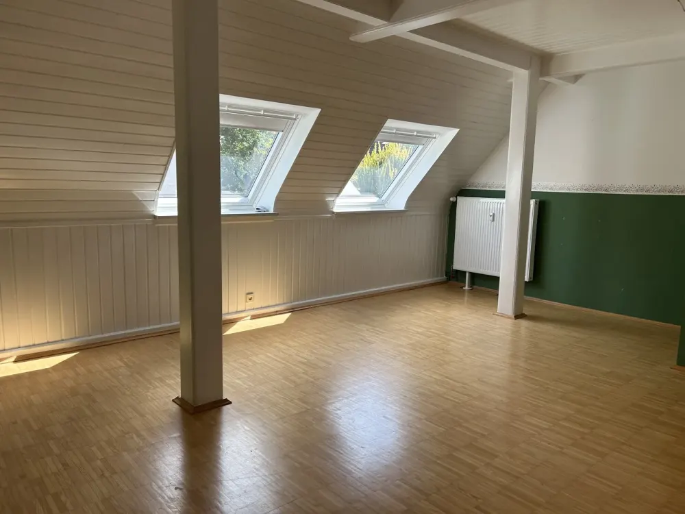 Wohnung in Bestlage Hagen Emst, 2 Garagen und 4 Stellpl. Balkon, eigener Eingang, neue Fenster uvm