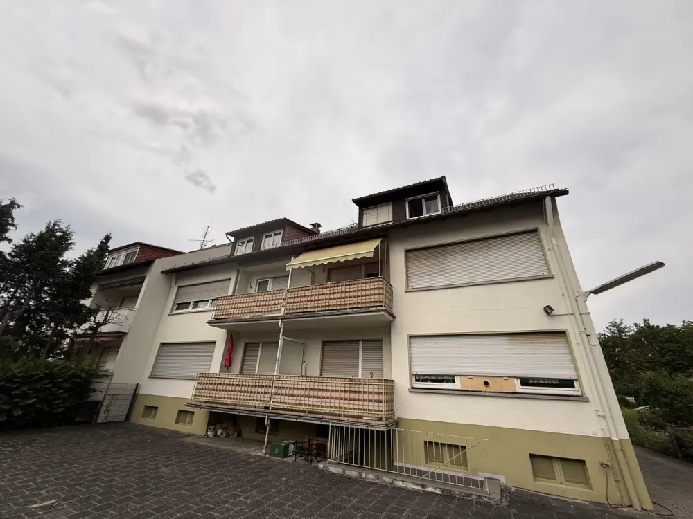 Charmante 2-Zimmer-Dachgeschosswohnung mit Küche und Keller in gepflegtem 6-Parteienhaus in Frankfur