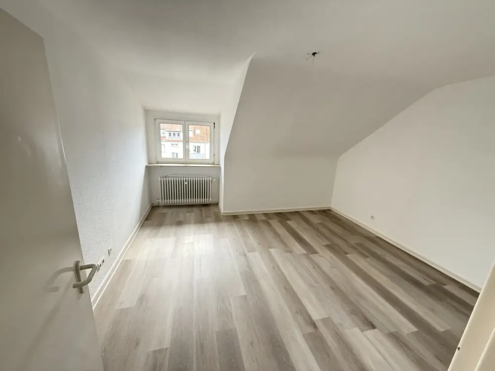 Charmante 2-Zimmer-Dachgeschosswohnung mit Küche und Keller in gepflegtem 6-Parteienhaus in Frankfur