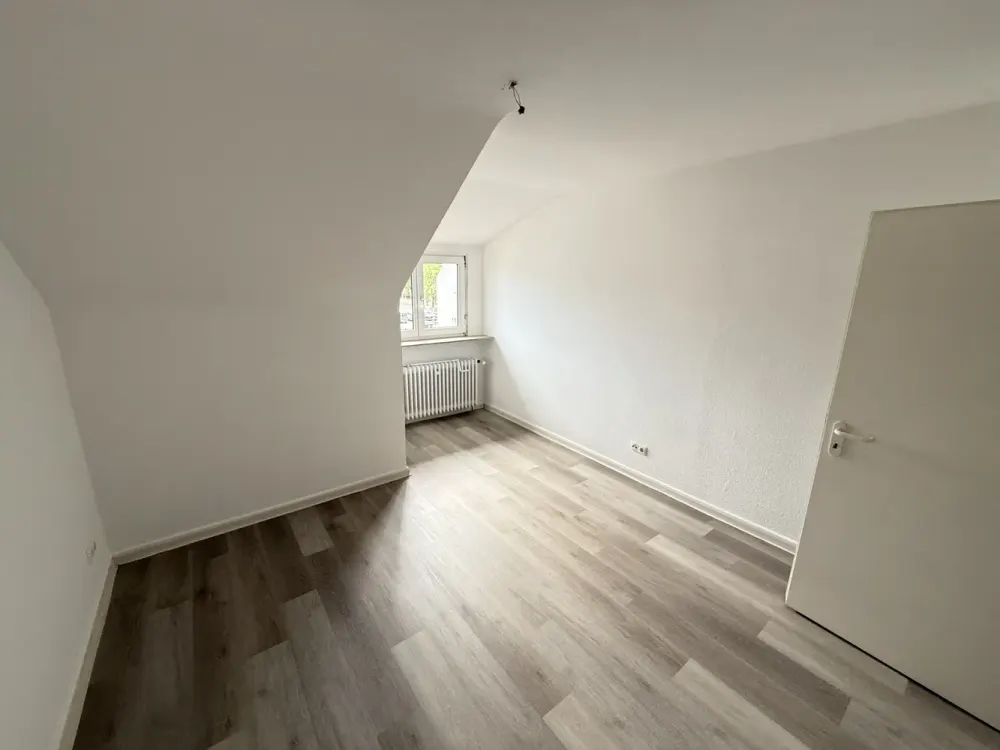 Charmante 2-Zimmer-Dachgeschosswohnung mit Küche und Keller in gepflegtem 6-Parteienhaus in Frankfur