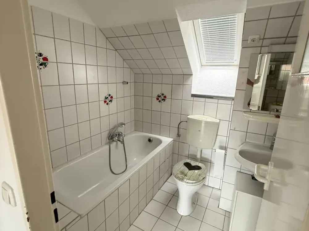 Charmante 2-Zimmer-Dachgeschosswohnung mit Küche und Keller in gepflegtem 6-Parteienhaus in Frankfur