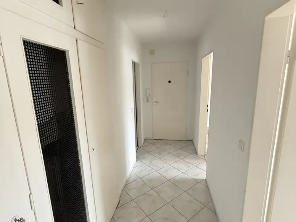 Charmante 2-Zimmer-Dachgeschosswohnung mit Küche und Keller in gepflegtem 6-Parteienhaus in Frankfur