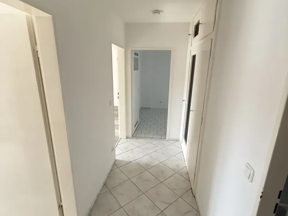 Charmante 2-Zimmer-Dachgeschosswohnung mit Küche und Keller in gepflegtem 6-Parteienhaus in Frankfur