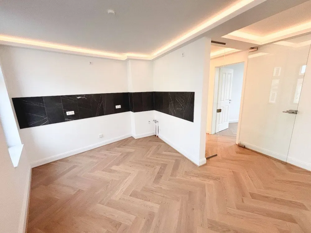 Stilvoll! + Erstbezug mit Lift + Parkett + Fußbodenheizung + Wanne & Dusche + LED-Licht + Austritt
