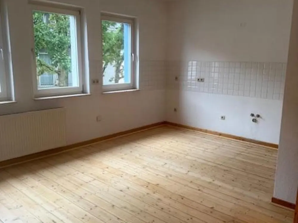 2 Zimmer, Wohnküche, Bad, Flur, Abstell, frisch renoviert