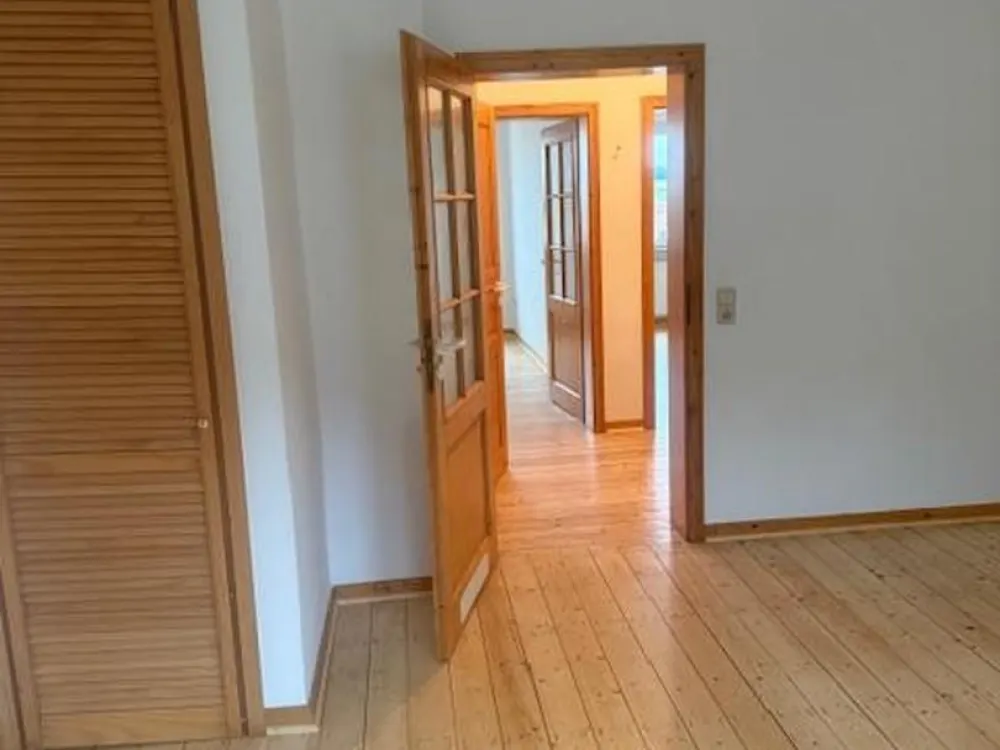 2 Zimmer, Wohnküche, Bad, Flur, Abstell, frisch renoviert