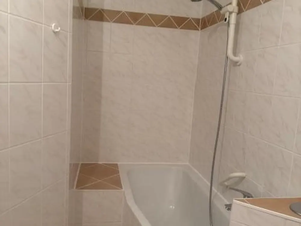 2 Zimmer, Wohnküche, Bad, Flur, Abstell, frisch renoviert