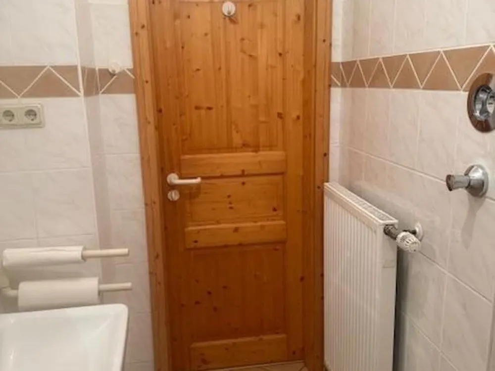 2 Zimmer, Wohnküche, Bad, Flur, Abstell, frisch renoviert