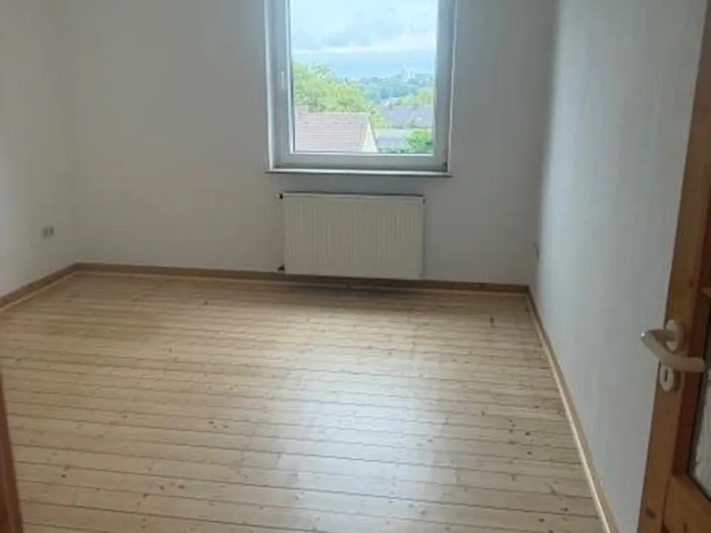 2 Zimmer, Wohnküche, Bad, Flur, Abstell, frisch renoviert