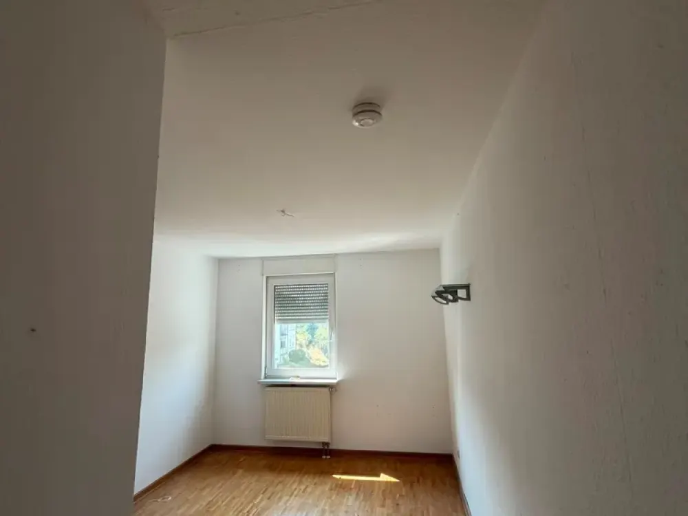 Großzügige 4-Zimmer-Wohnung mit Balkon in Saarbrücken/ Rotenbühl