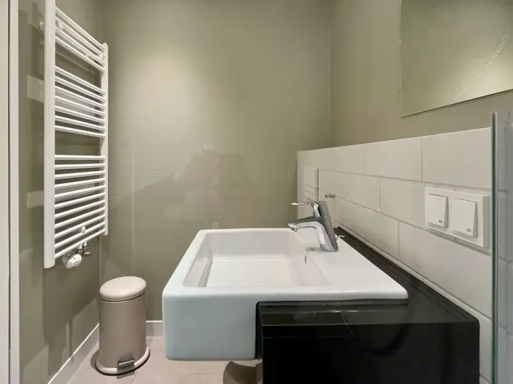 Fritz Tower - Möbliertes Studio im 1. OG mit Concierge und Gym