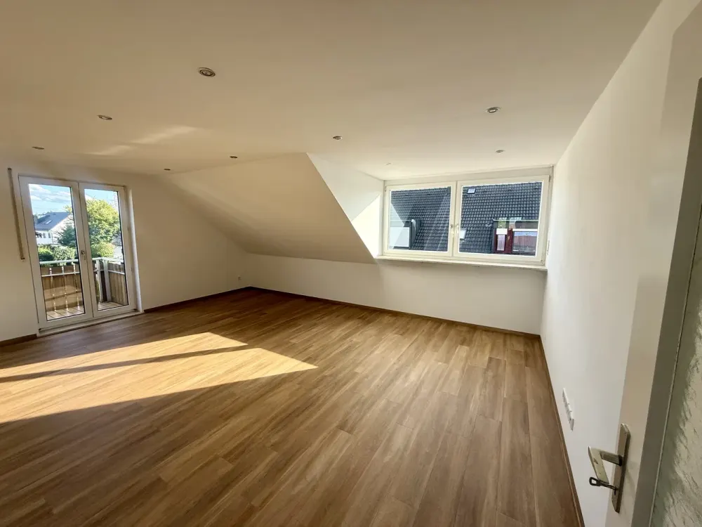 4-Zimmer Dachgeschosswohnung mit Südostbalkon - vollständig renoviert - offene Küche