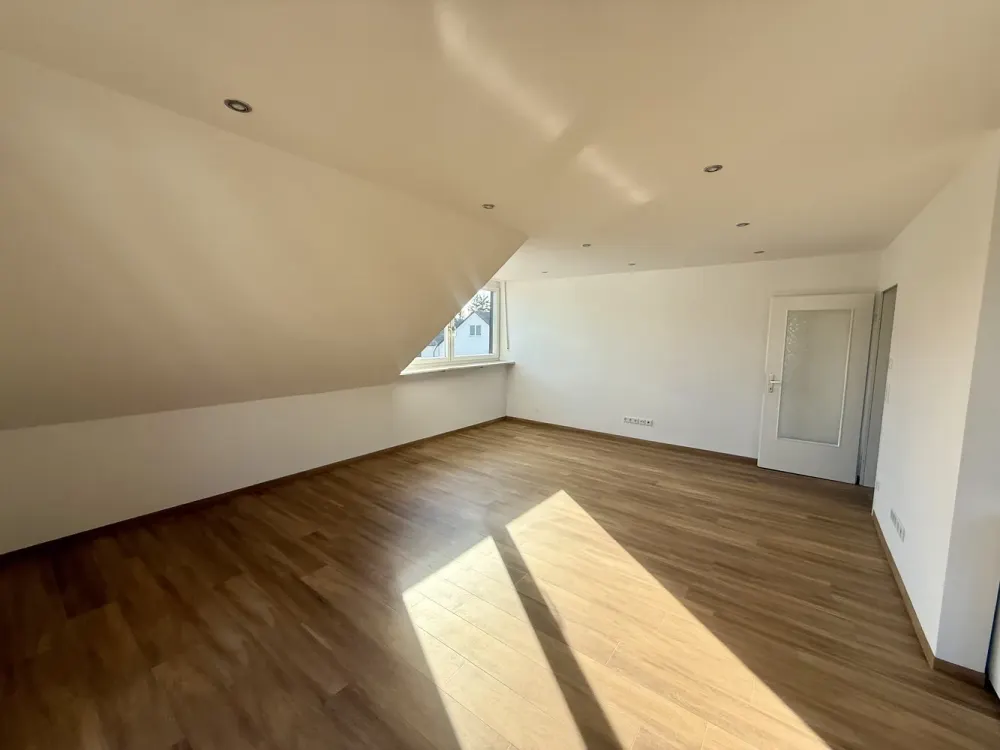 4-Zimmer Dachgeschosswohnung mit Südostbalkon - vollständig renoviert - offene Küche